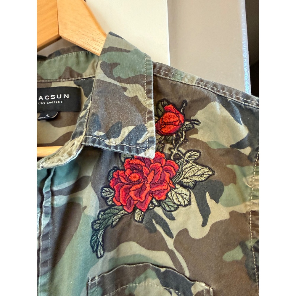 Men's Pacsun Woodland‎ Camo with Roses Short Sleeve Small Button Down Shirt - Picture 2 of 7